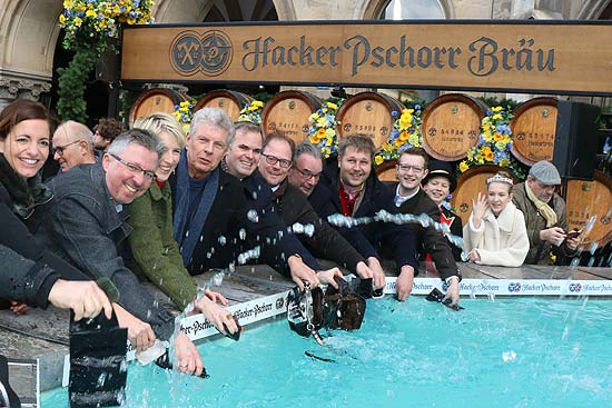 Geldbeutel waschen am Fischbrunnen vor dem Rathaus (©Foto: Martin Schmitz)